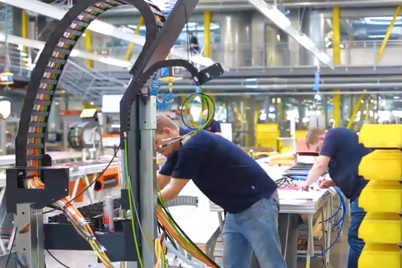 Montaje de cadenas portacables confeccionadas por los expertos de igus®