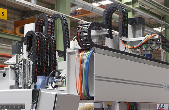 Cadenas portacables en centros de mecanizado CNC