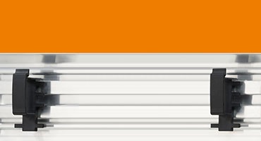 Clip para la sujeción de cables en el lateral de los carriles de guiado